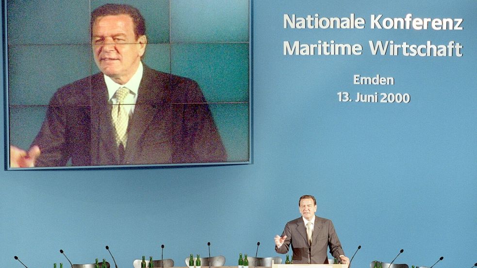 Bundeskanzler Gerhard Schröder hielt bei der 1. Nationalen Konferenz Maritime Wirtschaft 2000 in Emden die Eröffnungsrede. Foto: Ingo Wagner/dpa