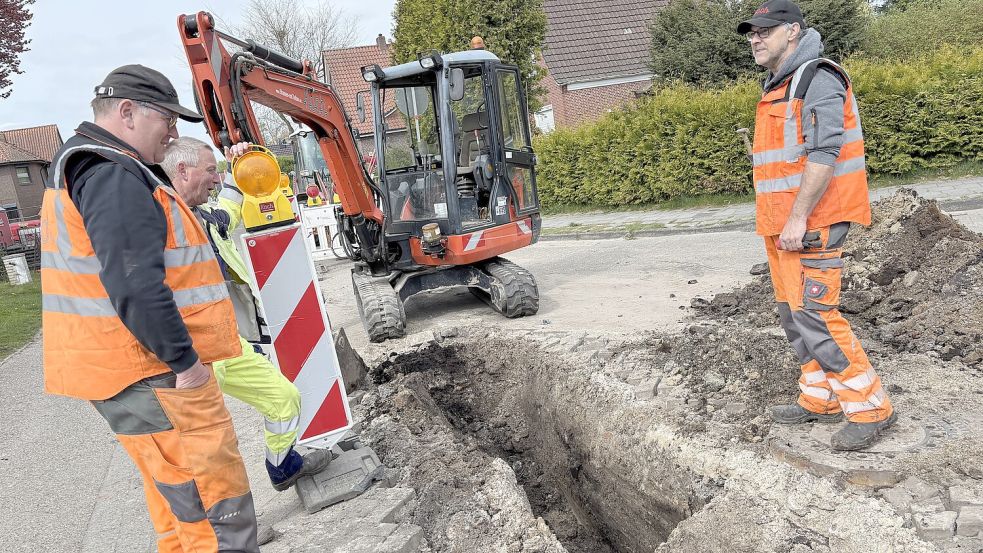 Polier Markus Doden (v. l.), Hans-Dieter Schnauber (WBW) und Gerold Fleßner (Fa. Koch) prüfen in einer der Baugruben, wie tief die alte Trinkwasserleitung liegt. Foto: Marion Janßen