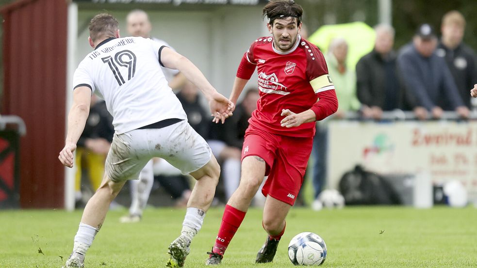 Der TuS Großheide (links Marco Hedemann) empfängt die FT Groß-Midlum (rechts Focko Hinderks) zum Spitzenspiel. Das Hinspiel gewann Groß-Midlum mit 4:3. Foto: Jens Doden/Emden