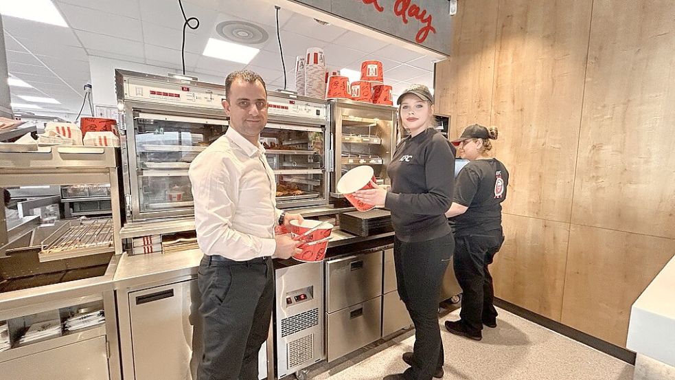 Area-Coach Rehmatullah Sayed (links) und Teamtrainerin Johanna Piper sind nicht nur für die KFC-Filiale in Emden, sondern für neun weitere Restaurants in der Region zuständig. Foto: Stephanie Tomé