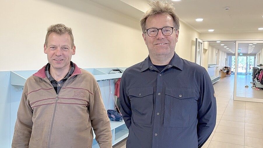 Lothar von Geuns (links) und Timo Dogs freuen sich, dass die Bauzeit fünf Jahre nach dem Brand endlich der Vergangenheit angehört. Foto: Dirk Hellmers
