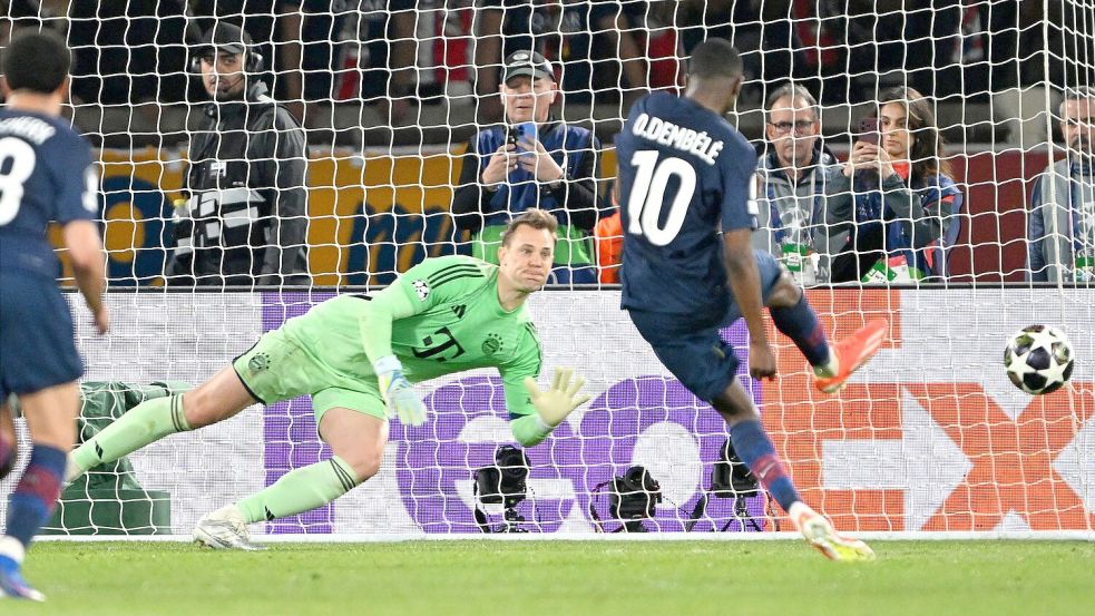 Jeder Schuss ein Treffer: Manuel Neuer kassierte in seinem 160. Königsklassenspiel erstmals fünf Tore, hier beim Elfmeter von Ousmane Dembélé zum 3:2 für Paris. Foto: Federico Gambarini/dpa