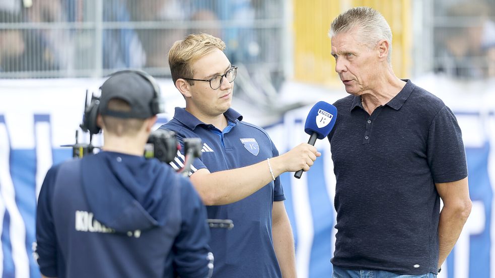 Kickers Emden produziert sehr hochwertig die Heimspiele aus dem Ostfrieslandstadion. Hier interviewt Kommentator Julian Dak den Experten Uwe Groothuis. Archivfoto: Jens Doden/Emden