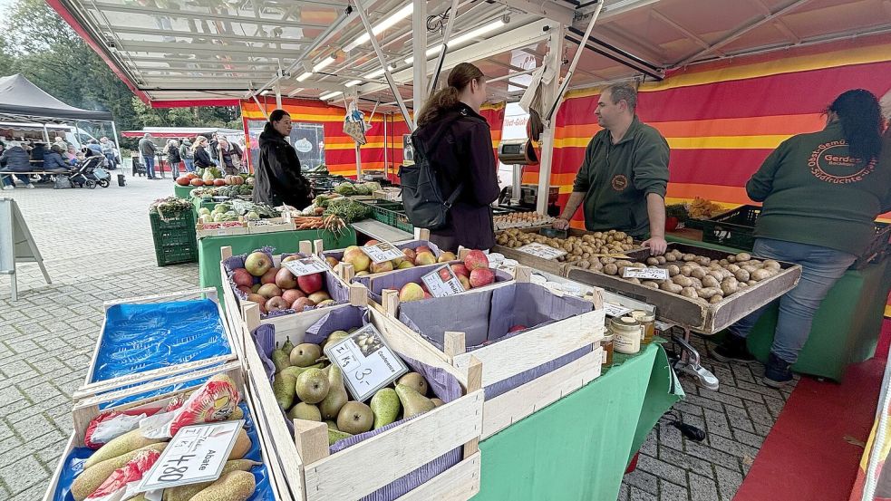 Auf dem Nachmittagsmarkt in Remels gibt es viele Produkte zu kaufen. Foto: Rieke Heinig/Archiv