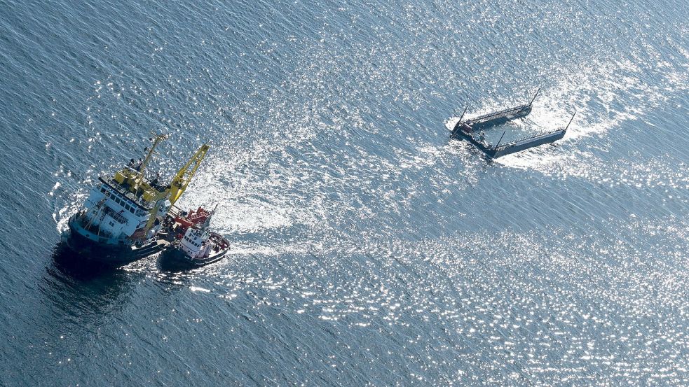Der Schleppverband ist weiter in Richtung Nordsee unterwegs Foto: Philip Dulian