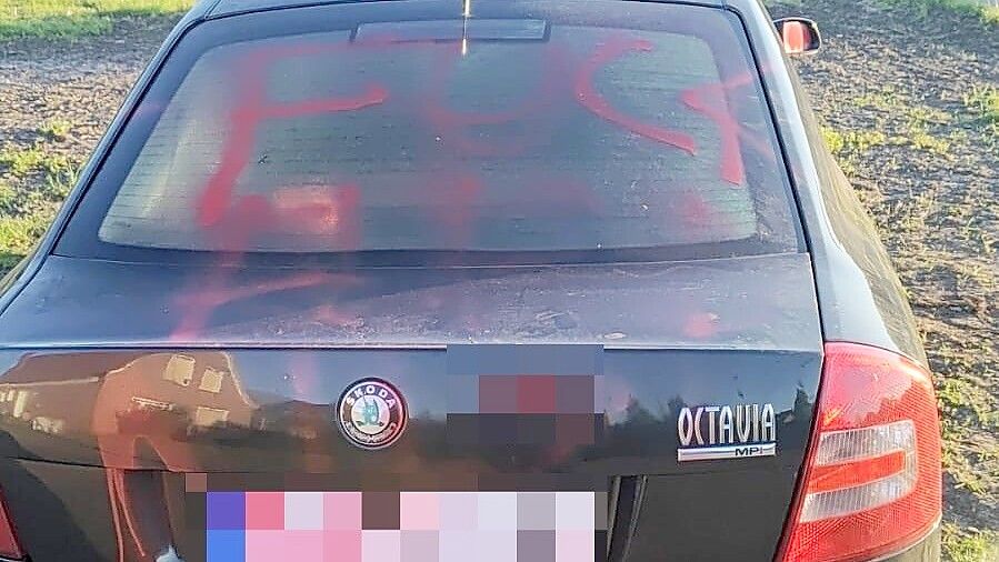 Auf das Heck des Autos ist mit roter Farbe der Spruch „Fuck AfD" gesprüht worden. Das Wort „Fuck" ist auf diesem Foto deutlich zu erkenn, das Wort „AfD" nur schemenhaft. Fotos: privat