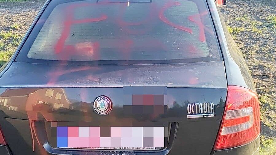 Auf das Heck des Autos ist mit roter Farbe der Spruch „Fuck AfD" gesprüht worden. Das Wort „Fuck" ist auf diesem Foto deutlich zu erkenn, das Wort „AfD" nur schemenhaft. Foto: privat
