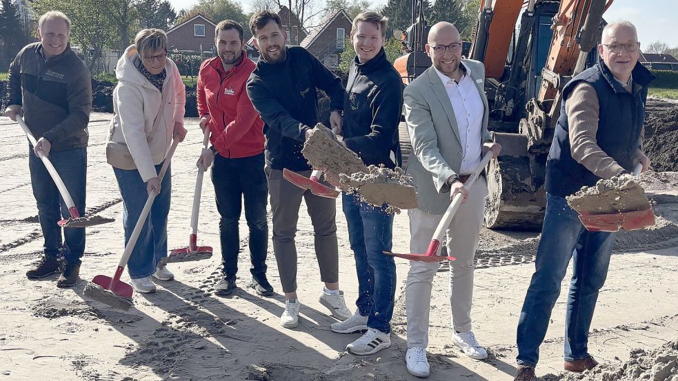 Beim Spatenstich für das neue Gebäude: (von links) Robert Hauke, Jeanne van Mark (beide Ingenieurbüro), Tim Fittje (Bauunternehmen Stubbe), die Bauherren Thorsten Haan und Sebastian Willbers, Tobias Scheper (Sparkasse Leer-Wittmund) und Bürgermeister Günter Harders. Foto: Henrik Zein