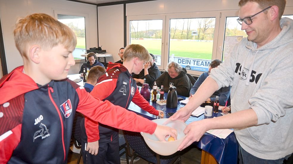 Unter den wachsamen Augen von Marco Groenewold (rechts) vom Fußballvorstand des SC Rhauderfehn-Langholt, zogen die beiden zwölfjährigen Nachwuchsfußballer des SCR, Tammo Fennen (links) und Ole Hartkemeyer (rechts), die Lose für die Gruppenteilung beim Turnier der ersten Herren. Foto: Holger Weers