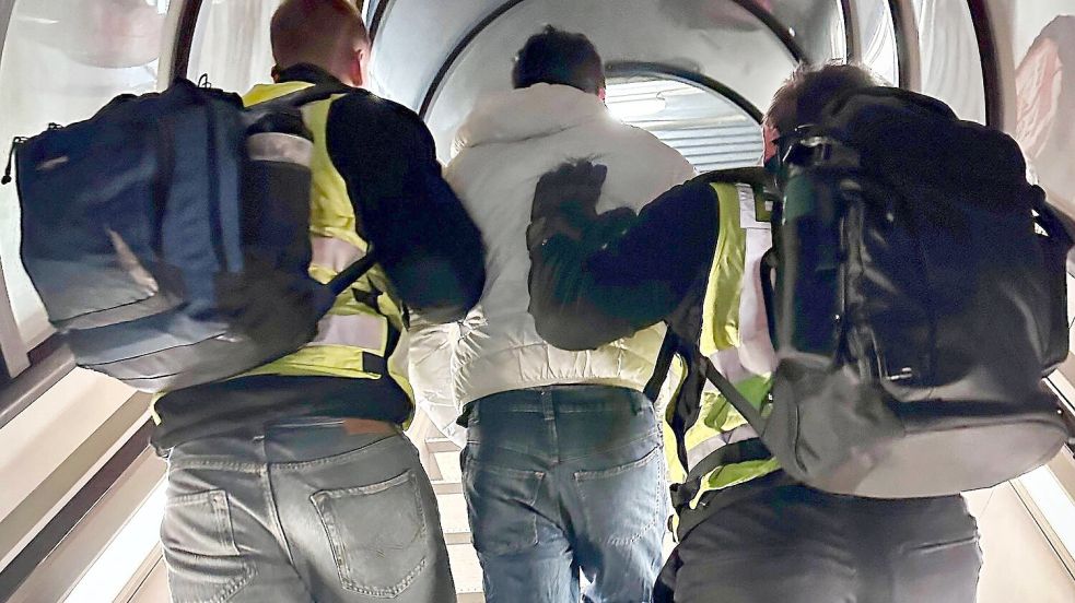 Geleitschutz in den Flieger: Bundespolizisten eskortieren einen abgelehnten Asylbewerber beim Abschiebeflug in sein Heimatland. Foto: IMAGO/Bundespolizei/dts Nachrichtenagentur