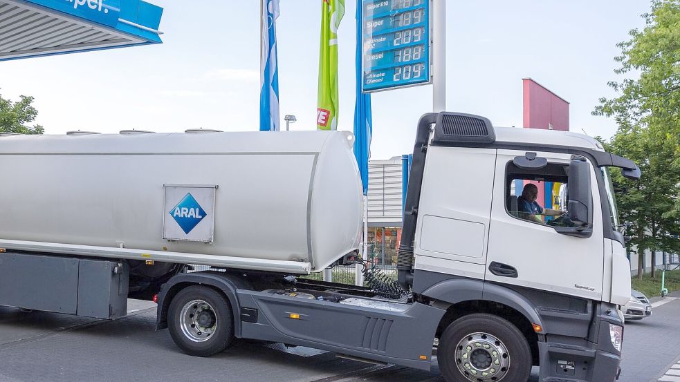 Für die Steuer kommt es nicht auf den Verkauf an den Endverbraucher, sondern auf die Lieferung zur Tankstelle an. (Archivbild) Foto: Hannes P. Albert