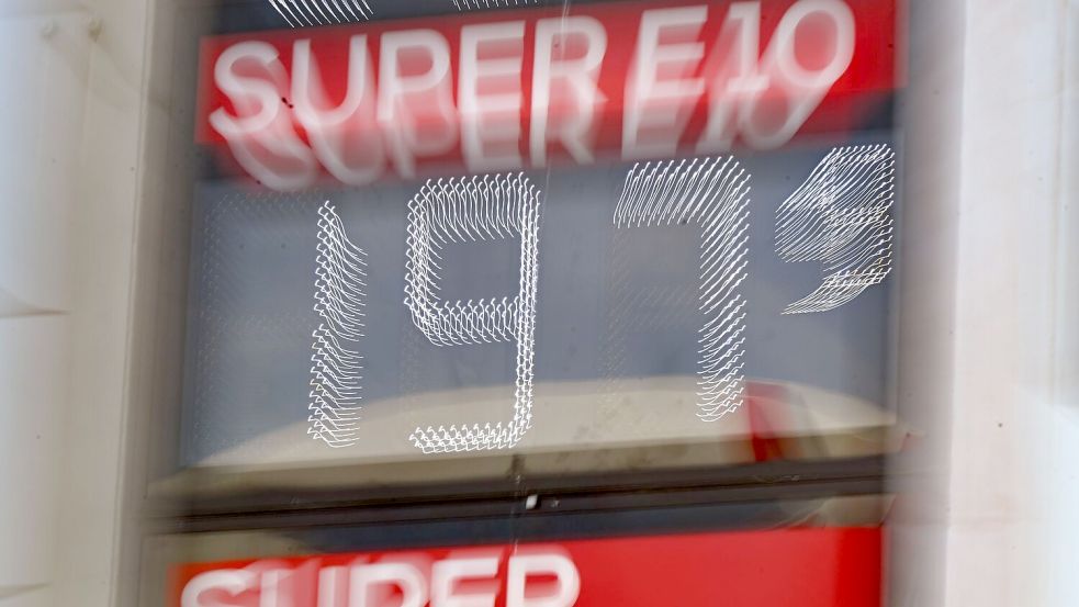 Am 1. Mai könnte der Preis für Super E10 an vielen Tankstellen unter 2 Euro fallen. (Archivbild) Foto: Bernd Weißbrod