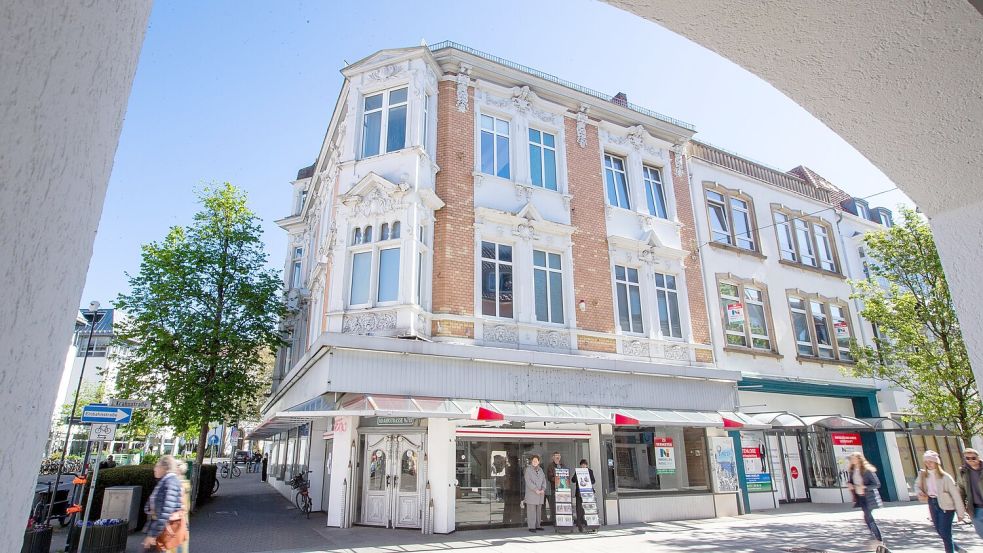 Das Eckgebäude an der Krahnstraße 43 steht seit einiger Zeil leer. Zuletzt war der Prelle-Shop hier ansässig. In Zukunft soll hier eine Kinder -und Jugendbibliothek untergebracht werden. Foto: Benjamin Beutler