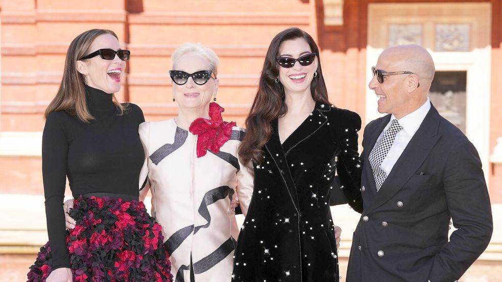 Die Stars des Kultfilms „Der Teufel trägt Prada“ standen 20 Jahre später für die Fortsetzung vor der Kamera: Emily Blunt (l-r), Meryl Streep, Anne Hathaway und Stanley Tucci. Foto: Scott A Garfitt