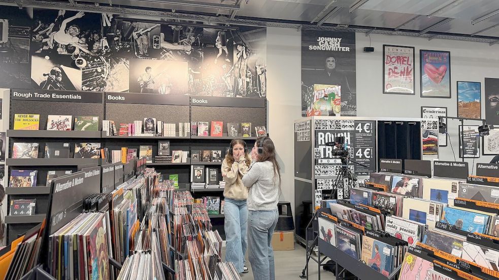 Fans durften in die neue Single von Harry Styles reinhören, Journalisten hingegen durften sie dabei nur beobachten. (Archivbild) Foto: Lisa Forster/dpa