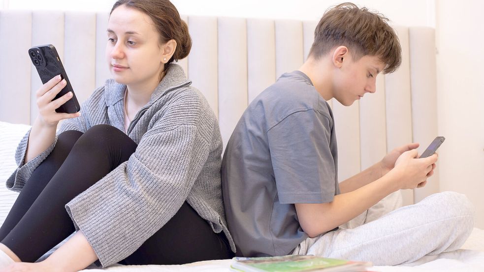 Der Alltag von Kindern und Jugendlichen ist durch Social Media, die Nutzung mobiler Endgeräte und Künstliche Intelligenz geprägt – und das hat Folgen. Foto: IMAGO / Zoonar