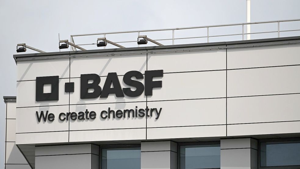 Weltgrößter Chemiekonzern BASF: Niedrigere Verkaufspreise und negative Währungseffekte belasten. (Archivbild) Foto: Johannes Neudecker/dpa