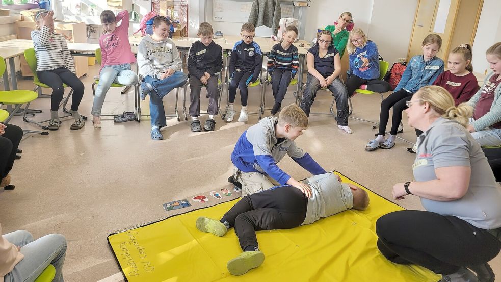 Die Schülerinnen und Schüler üben die stabile Seitenlage. Foto: Grundschule Ramsloh
