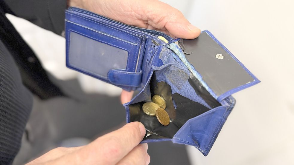 Wenig Geld in der Tasche: Uwe Behrens muss mit geringer Erwerbsminderungsrente und ergänzender Grundsicherung zurechtkommen. Foto: Sonja Scheller