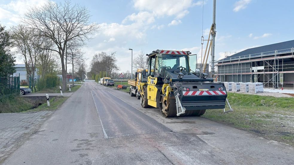 Im Gewerbegebiet Ihrhove-Nord wurden schadhafte Stellen der Carl-Benz-Straße herausgefräst. Anschließend wurde neuer Asphalt eingebaut. Foto: Marius Ammermann