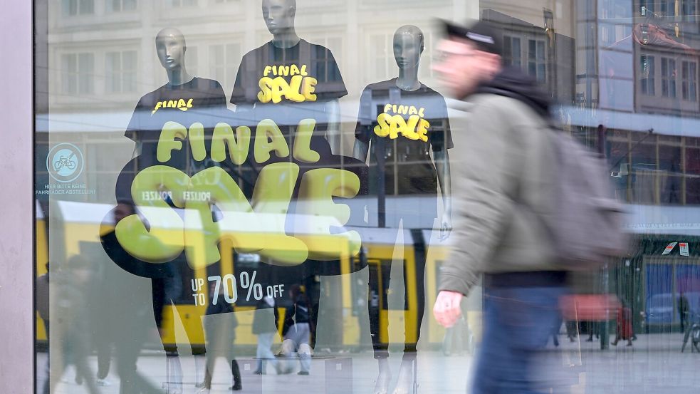 Viele Verbraucher halten sich in unsicheren Zeiten mit Anschaffungen zurück. Im ersten Quartal war der private Konsum aber noch Wachstumstreiber. (Symbolbild) Foto: Elisa Schu/dpa