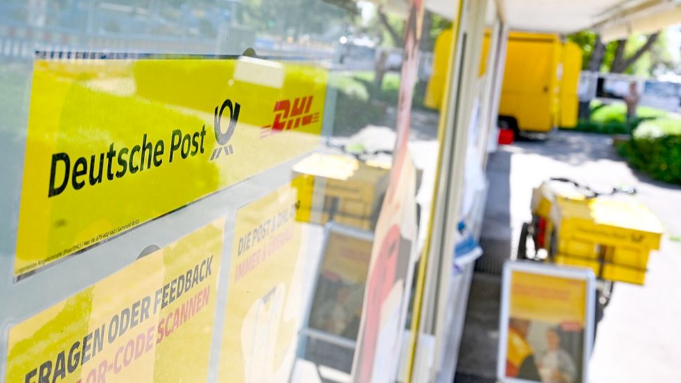 Eine gute alte Postfiliale, in der es Briefmarken zu kaufen gibt und Pakete aufgegeben werden können. Foto: Bernd Weißbrod