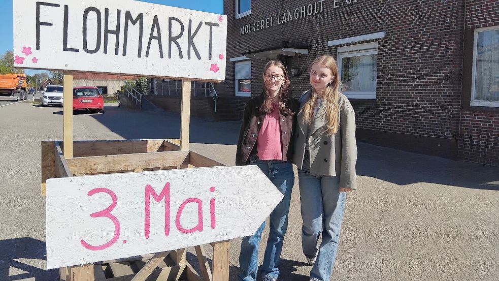Jana Meyer (rechts) und Mathilda Naujokat gestalteten ein Flohmarktschild. Foto: Clarissa Scherzer