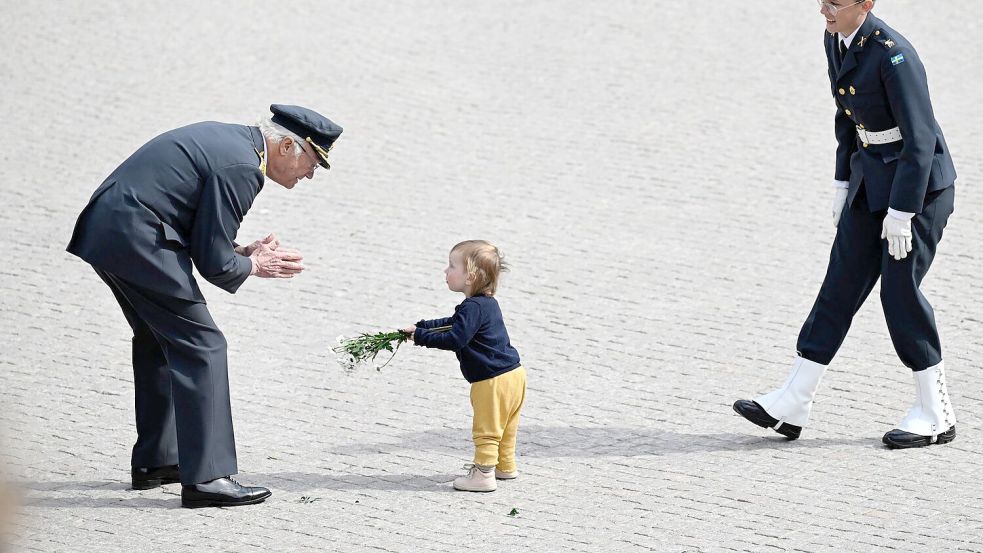 Blumen für den König: Ein kleines Kind gratuliert Carl Gustaf an seinem Ehrentag. Foto: Jessica Gow/TT News Agency/AP/dp