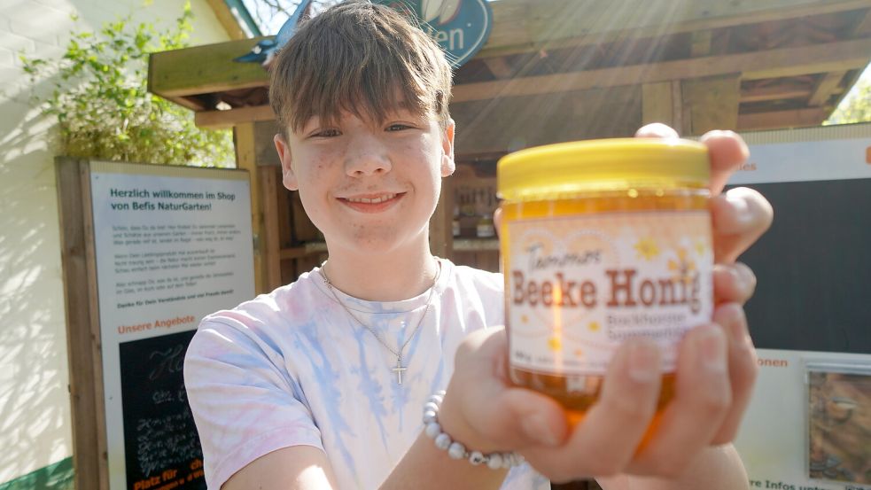 Seinen eigenen Beeke-Honig vermarktet Tammo Wellens in Befis Naturgarten in Burlage. Fotos: Mirco Moormann