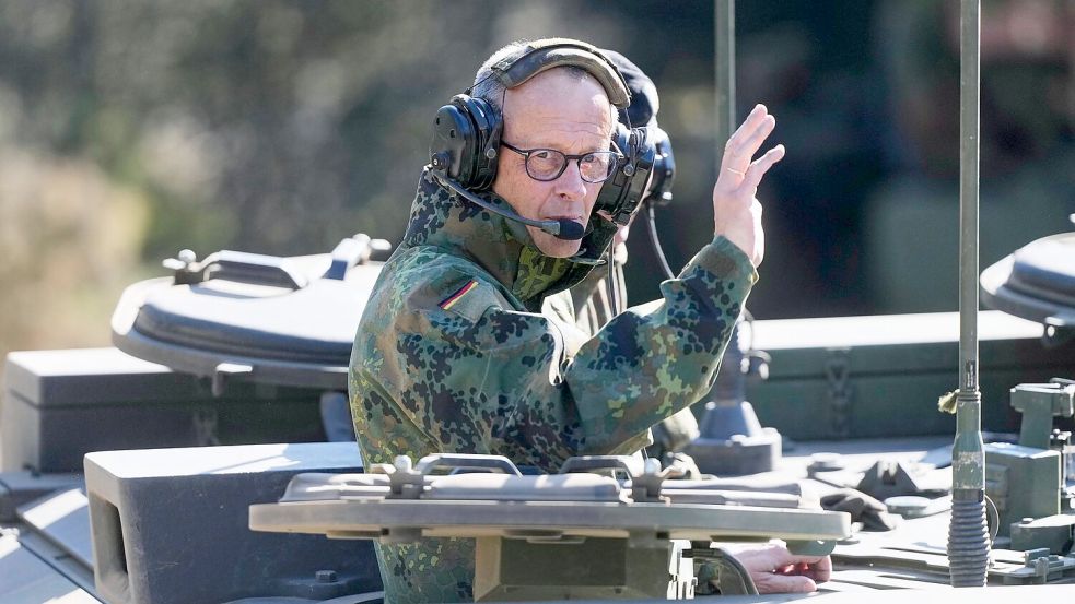 Bundeskanzler Merz im gepanzerten Kampfwagen Boxer. Foto: Markus Schreiber