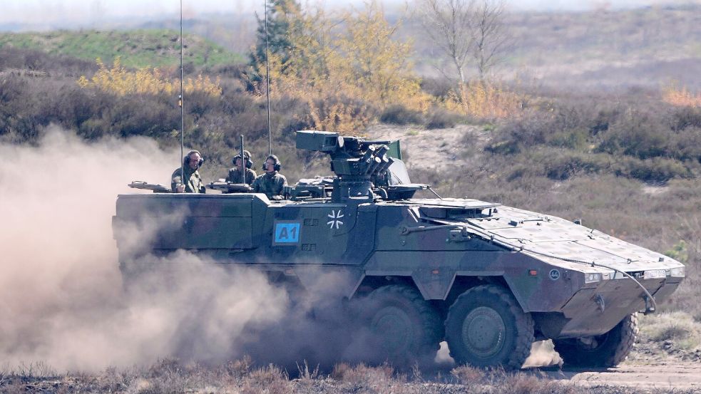 Im Boxer geht es für Merz durch die staubige Heide. Foto: Markus Schreiber