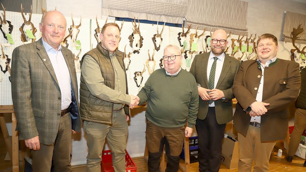 Gratulation zur Wahl: Der scheidende Kreisjägermeister Herbert Pitann (Mitte) mit seinem designierten Nachfolger Hermann Kuper (2. von links). Mit im Bild: Stellvertreter Harald Nienaber (links), Vorsitzender Bernd Kurmann jun. (rechts) und Landrat Johann Wimberg. Foto: Hans Passmann
