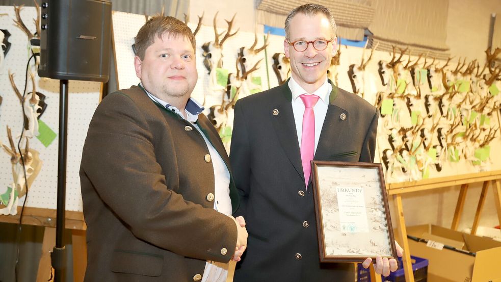 Mit der LJV Verdienstnandel in Bronze zeichnete Vorsitzender Bernd Kurmann jun. (links) den Weidmann Matthias Rüve aus Cloppenburg aus. Foto: Hans Passmann