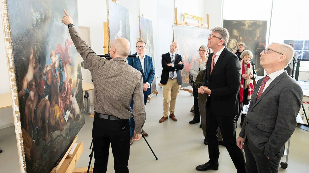 Weimer informierte sich bei einem Besuch der Stiftung Preußische Schlösser und Gärten. Foto: Carsten Koall/dpa