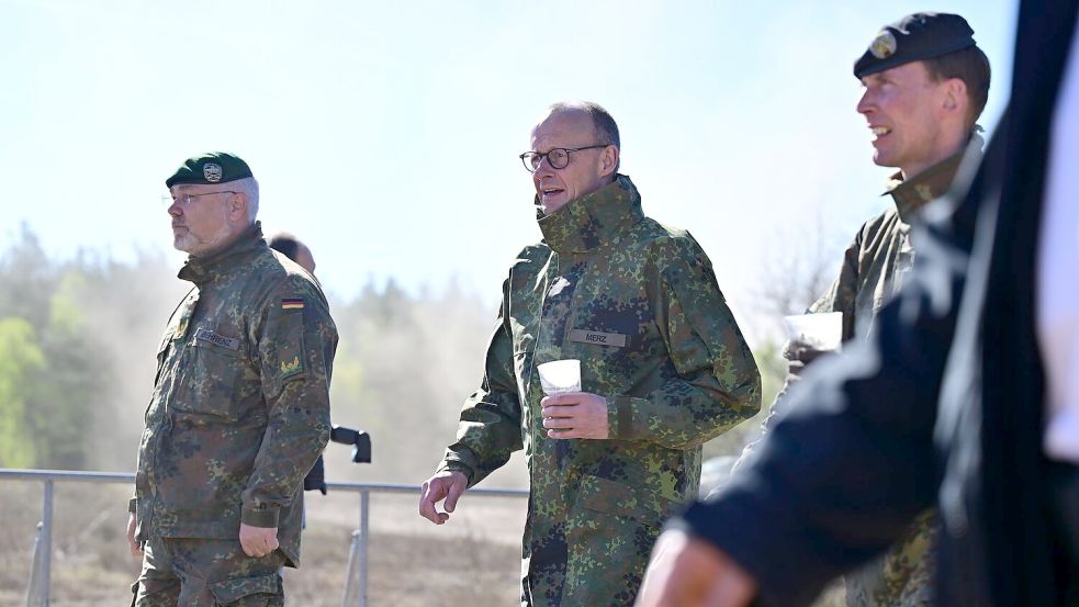 Bundeskanzler Merz besucht die Bundeswehr in Munster. Foto: Philipp Schulze/dpa