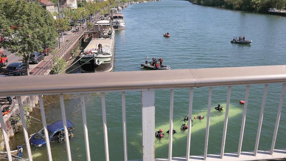 Bei dem Unfall nahe Paris ist ein Bus komplett in der Seine versunken. Foto: Thomas Samson/AFP/dpa