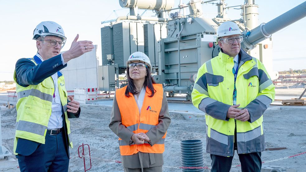 Daniel Eichhoff (links) und Christoph Müller von Amprion zeigen der Bundeswirtschaftsministerin die Fortschritte auf der Baustelle der Konverterstation. Im Hintergrund einer der 13 neuen Trafos, die demnächst angeschlossen werden. Fotos: Klaus Ortgies