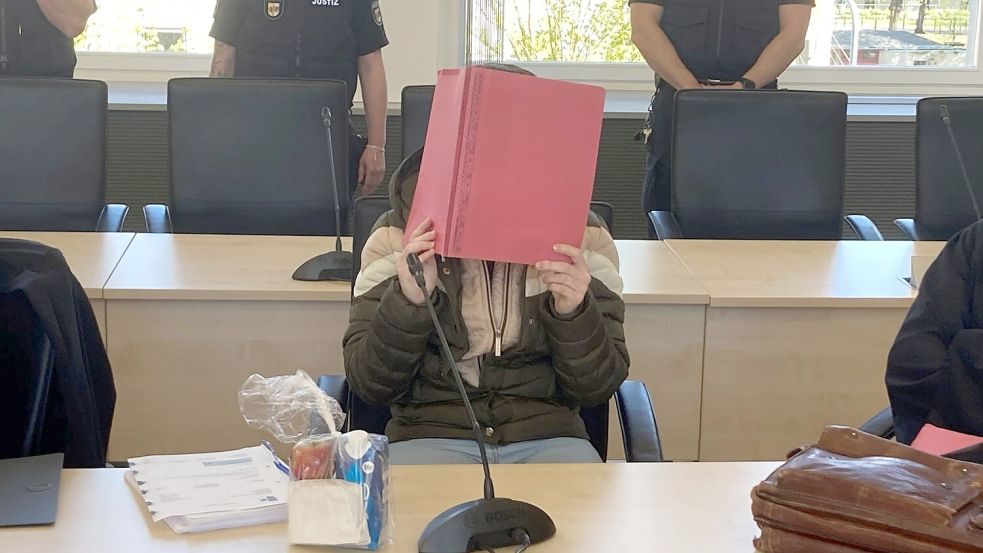 Die Angeklagte im Saal 2.002 im Rostocker Landgericht. Foto: Helmut Reuter/dpa