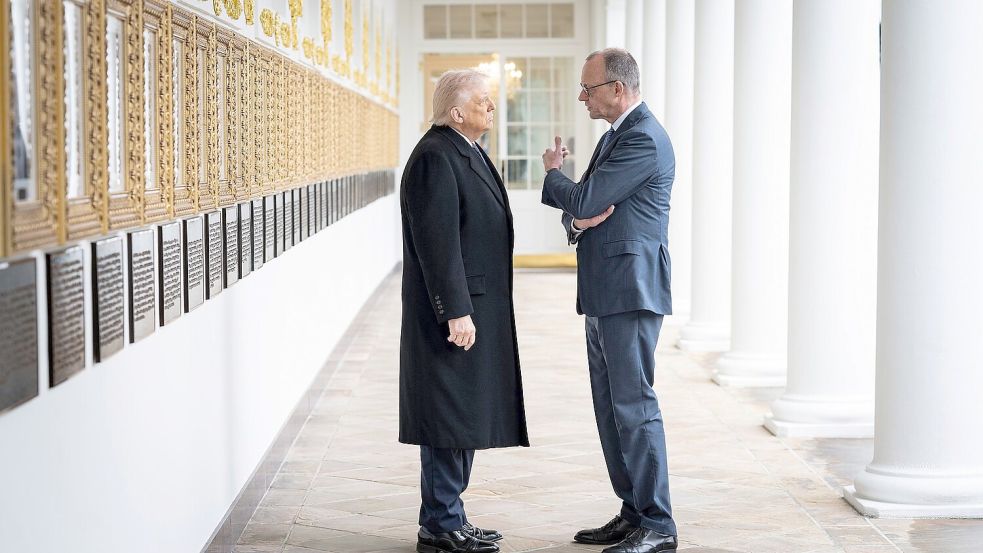 Trump (l.) greift Merz (r.) noch mal online an. (Archivbild) Foto: Guido Bergmann/Presse- und Infor