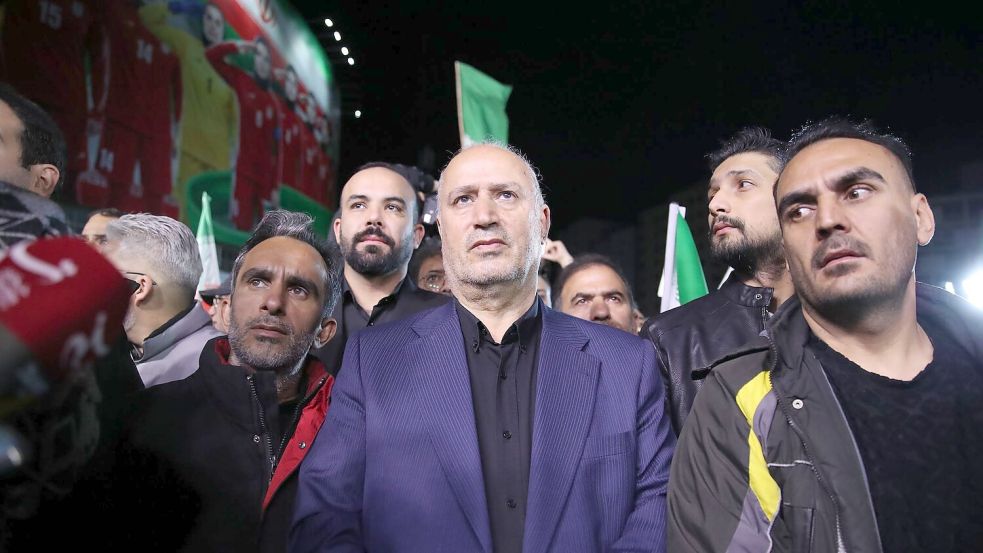 Der Präsident des iranischen Fußballverbandes (Mitte) hat es nicht zum FIFA-Kongress in Vancouver geschafft. Foto: Saeid Zareian