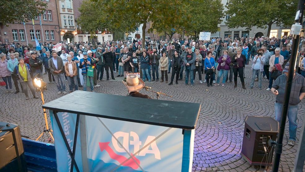 Die Rechtspopulisten sind seit Jahren an vielen Orten regelmäßig vertreten - nicht nur mit Infoständen, sondern auch bei Demonstrationen und Bürgerdialogen. (Archivbild) Foto: Heiko Rebsch/dpa