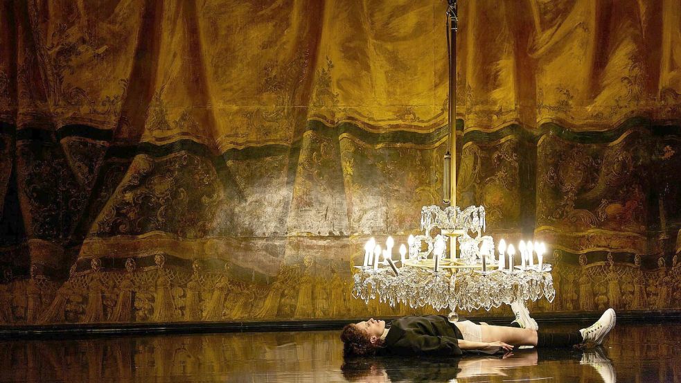 „Fräulein Else“ vom Volkstheater Wien dreht sich um den gesellschaftlichen Druck auf junge Frauen. Foto: Marcel Urlaub/ZDF/dpa