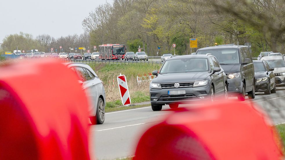 Die Baustelle an der Ledabrücke wirkt sich auf den Verkehr aus. Foto: Klaus Ortgies