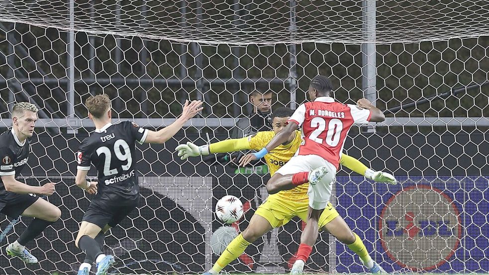 Chancenlos in der Nachspielzeit: Die SC-Defensive um Noah Atubolu Foto: Miguel Angelo Pereira