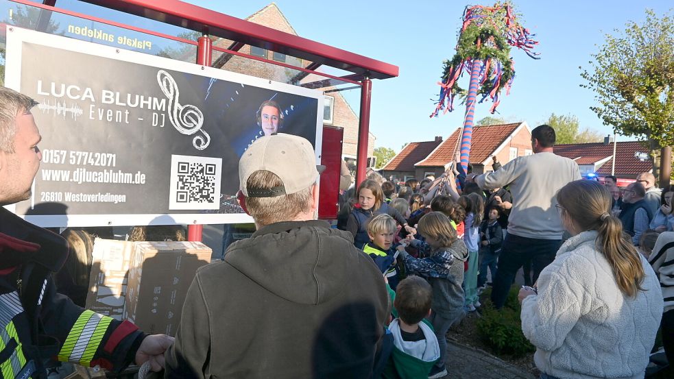 Gemeinsam zogen Jung und Alt den geschmückten Maibaum beim Feuerwehrhaus in die Höhe. Foto: Holger Weers