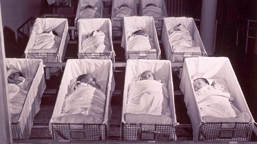 Wie selbstbestimmt Schwangere entbinden, wurde in der Geschichte immer wieder neu ausgehandelt. Unser Foto zeigt Neugeborene im Chicago des Jahres 1942. Foto: Imago-images/Jack Delano/Courtesy Everett Collection