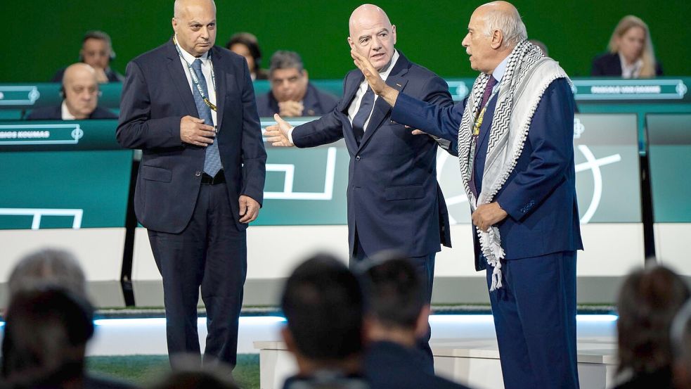 Gianni Infantino (M) kann Dschibril Radschub, Präsident des Palästinensischen Verbandes, und den israelischen Vizechef Bassim Scheich Suliman (l) auf der Kongressbühne nicht versöhnen. Foto: Ethan Cairns