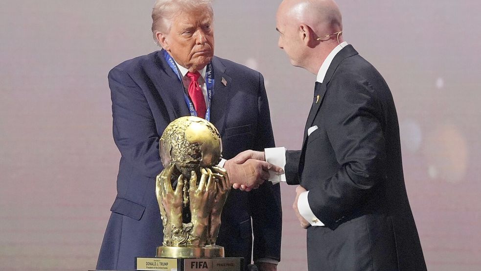 Donald Trump (l) nennt Gianni Infantino einen Freund. (Archivbild) Foto: Jacquelyn Martin/AP/dpa