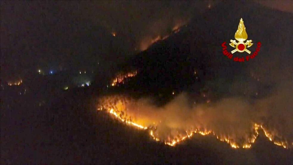 In der Nacht spitzte sich die Lage zu. Foto: -/Vigili del Fuoco/dpa