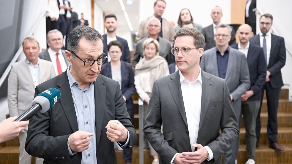 Cem Özdemir (l, Bündnis 90 / Die Grünen) und Manuel Hagel (r, CDU) haben die Koalitionsverhandlungen zur Bildung einer Regierung in Baden-Württemberg erfolgreich abgeschlossen. Foto: dpa/Bernd Weißbrod
